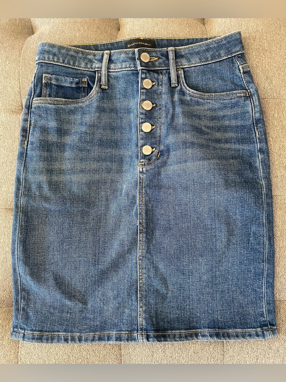 Banana Republic Button-Front washed Denim Pencil Skirt with back-slit, size 4P
